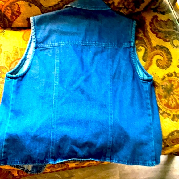 Jean vest with velvet and super Cute buttons - Picture 3 of 3